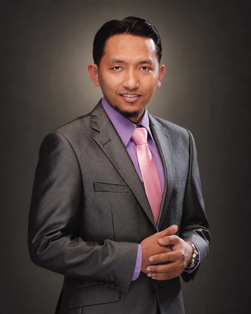 Potret studio Dr. Abdul Razak — Tenaga Pengajar GGC