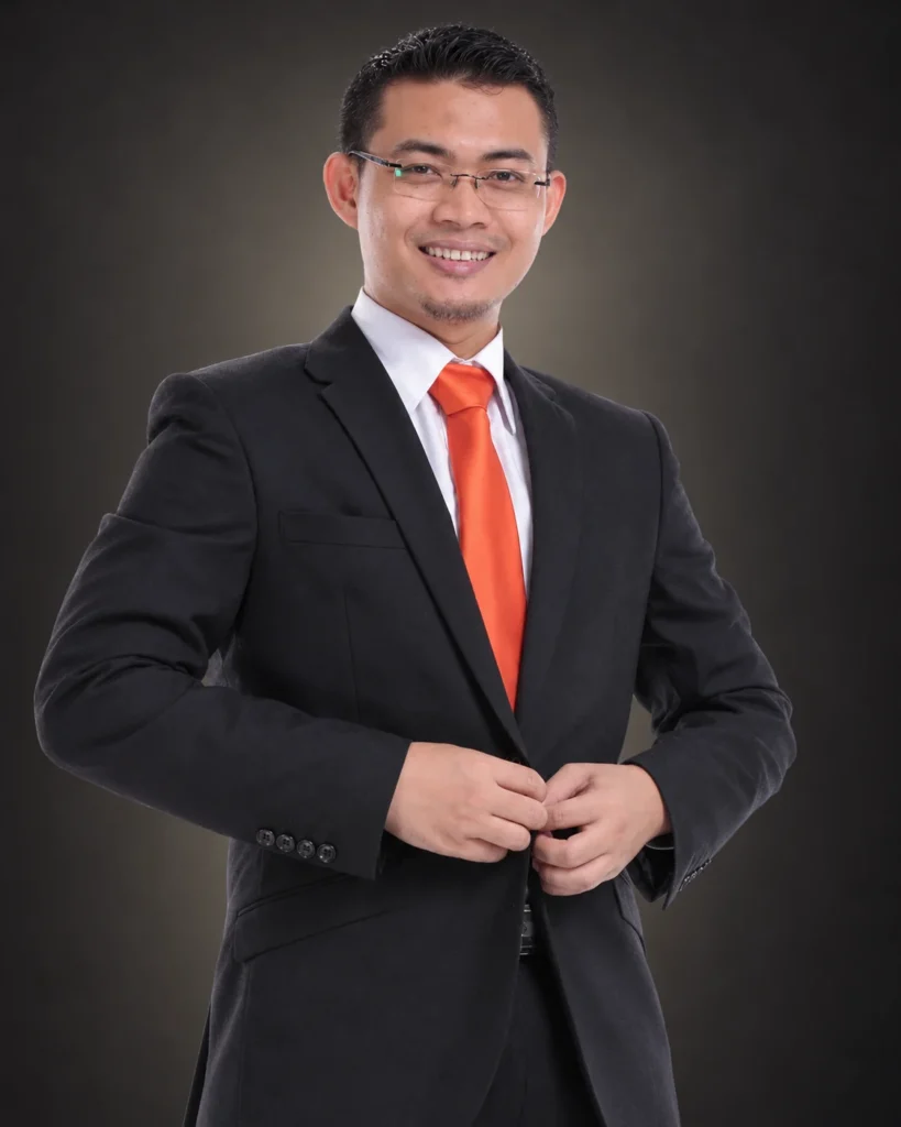 Potret studio Zaim Zin — Tenaga Pengajar GGC